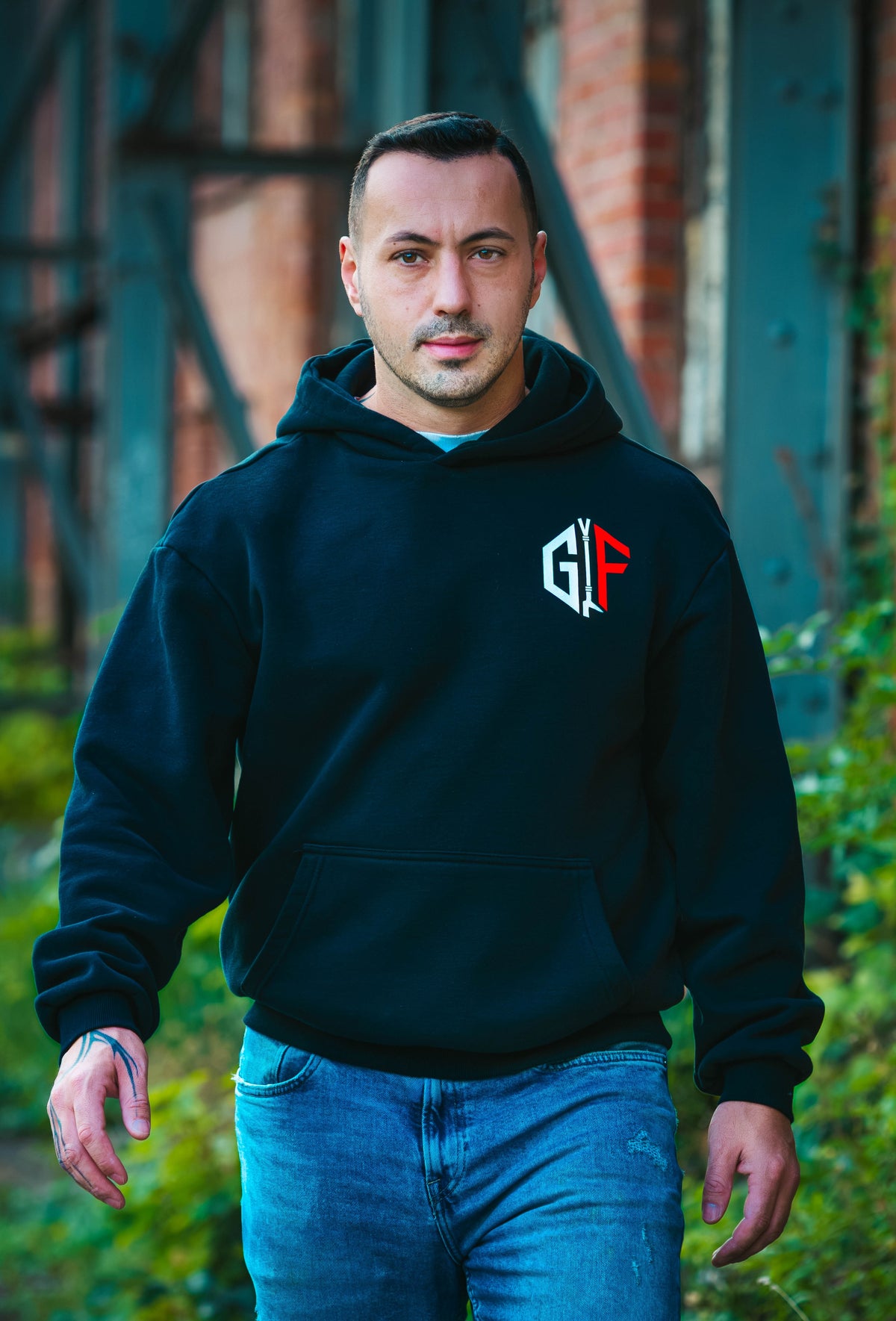 Gemeinsam im Feuer – Hoodie (Schwarz/Rot)
