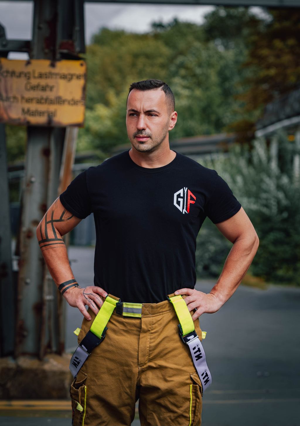 Gemeinsam im Feuer – T-Shirt (Schwarz/Rot)