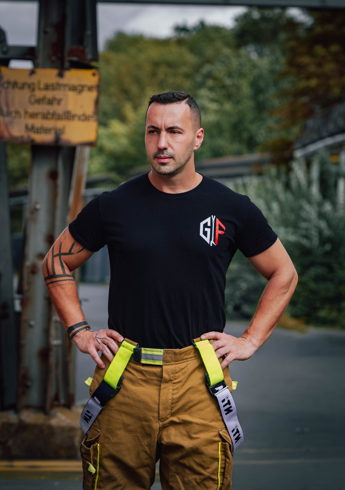 Gemeinsam im Feuer – T-Shirt (Schwarz/Rot)