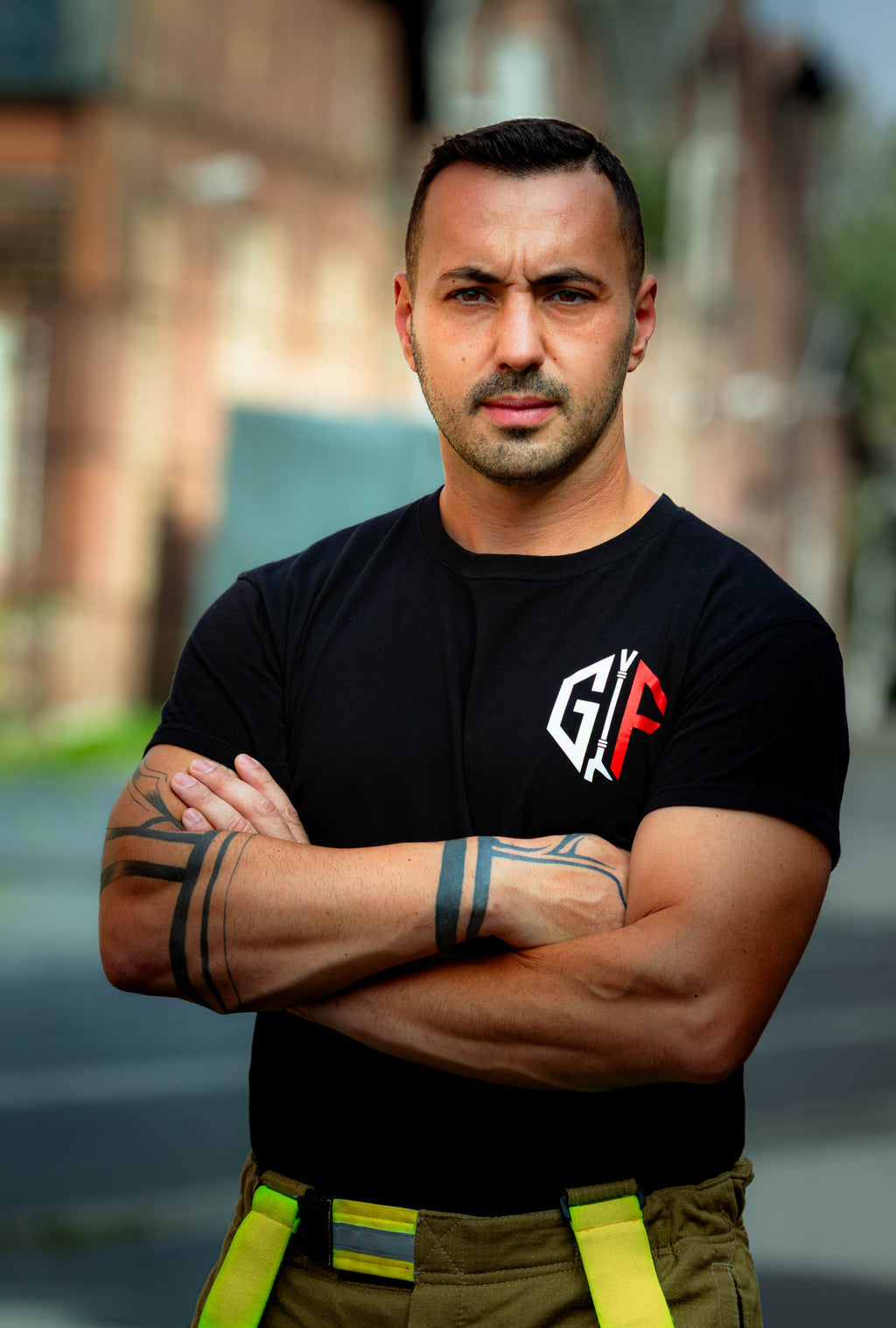 Gemeinsam im Feuer – T-Shirt (Schwarz/Rot)